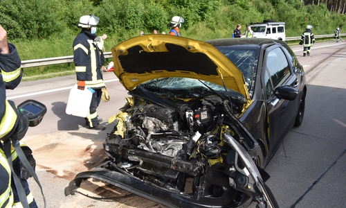 Die Front des Fahrzeugs wurde durch den heftigen Aufprall völlig zerstört. 