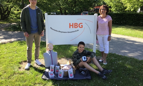 Freude über das neue Material: die Schulsanitäter Henry Böddeker, Jonas Gründel sowie die pädagogische Mitarbeiterin Frauke Kuhnert (v.l.).