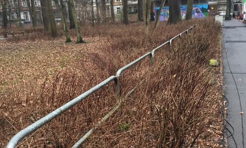 Offenbar ohne Funktion soll diese Metallkonstruktion demnächst verschwinden.