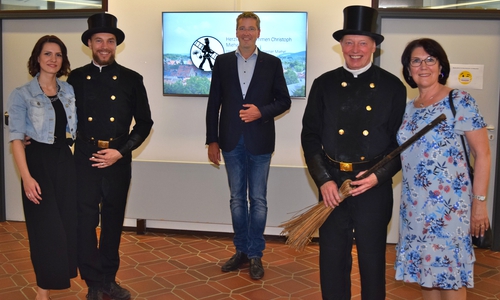 Dr. Oliver Junk (Mitte) begrüßt mit Christoph Miehe – links mit Ehefrau Cornelia – den neuen Bezirksschornsteinfeger und verabschiedet zeitgleich dessen Vorgänger: Werner Miehe mit Ehefrau Karin.