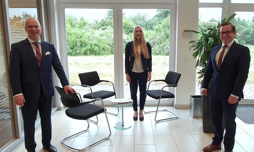 Stefan Honrath (li.), Leiter der Direktion Peine, freut sich zusammen mit Sabrina Keunecke und Max Heinrich über deren neue Tätigkeit als Filialleitung. 