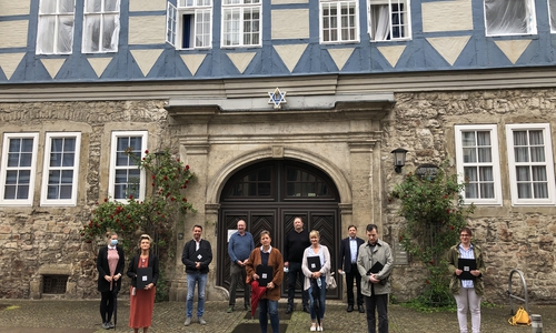 Vertreter der Wolfenbütteler Seniorenheime und der Freimaurerloge Wilhelm zu den drei Säulen nach der Spendenübergabe vor dem Logenhaus an der Kanzleistraße in Wolfenbüttel. 