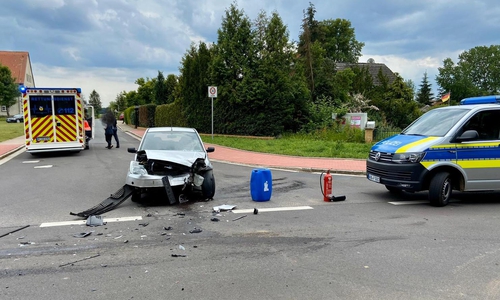 Die Feuerwehr musste die Kreuzung im Anschluss reinigen.