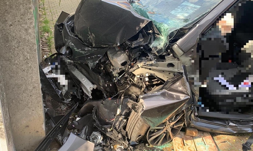 Das Fahrzeug wurde so schwer beschädigt, dass die Feuerwehr den Fahrer befreien musste.