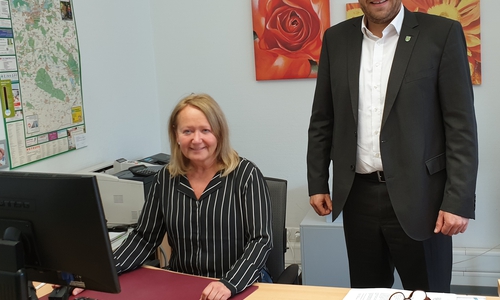 Samtgemeindebürgermeister Gero Janze und Mitarbeiterin Andrea Griguhn aus dem Einwohnermeldeamt.