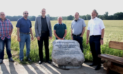 Weihten den neuen Erinnerungsort in der Barnstorfer Feldmark ein (von links): Friedhelm Bussius, Walter Höwner, Kai-Uwe Hirschheide, Ralf Janczik, Heinrich Schmidt und Hans-Georg Bachmann.