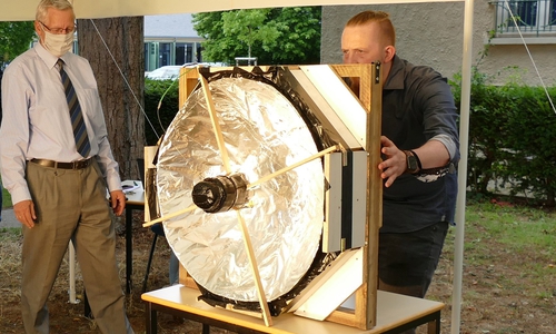 Beim Test des selbst gebauten Modells „Solarkocher“: Björn Schmidt (Berufsbildende Schulen Fredenberg, Salzgitter) mit Professor Dr. Gernot Wilhelms. 