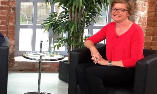 Madlen Richter führt durch die Talkrunde.