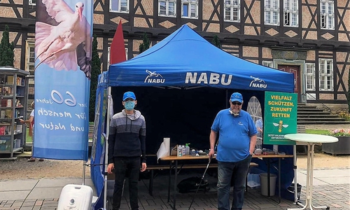 Bundesfreiwillige helfen am Infostand für das Volksbegehren Artenvielfalt.