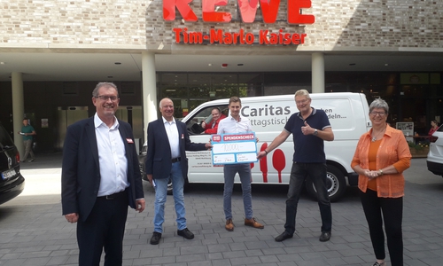 Die Spendenübergabe vor dem örtlichen Rewe-Markt.