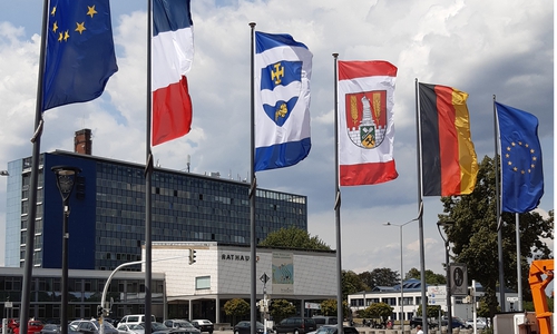 Diese Flaggen wehten am 14. Juli am Platz der Städtepartnerschaften.