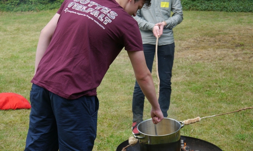Jugendleiter Jan Neumann bereitet Pommes für die Teilnehmer zu.