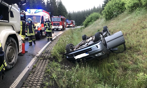 Das verunfallte Auto blieb auf dem Dach liegen.
