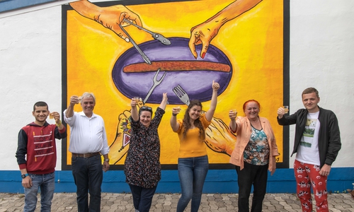 Von links nach rechts: Ali Asihy, Künstler, Henning Ludewig Geschäftsführer von Ludewig Lebensmittelmarkt; Fatma Huy, Künstlerin; Özlem Demir, Künstlerin; Wilma Klein, Künstlerin; Vladislav Basovschii (Firma Ludewig Social Media).