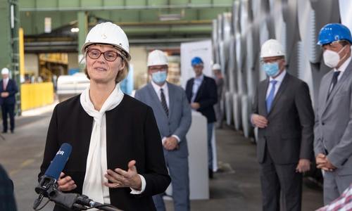 Bundesforschungsministerin Anja Karliczek auf ihrem Besuch bei der Salzgitter AG.