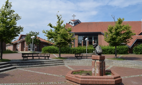 Stadtteilverein und Stadtverwaltung hoffen auf viele Vorschläge aus der Bürgerschaft, wie der Marktplatz in Ohlhof künftig genutzt werden könnte.