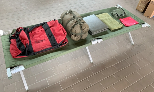 Gesamtübersicht über die beschaffte Ausrüstung (Feldbett nur als Muster, für die beim DRK  eingelagerten Betten).