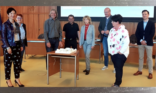 Versammelten sich um das Modell für die geplanten BraWo-Arkaden im Ratssitzungssaal (von links): Immacolata Glosemeyer, Dr. Christa Westphal-Schmidt, SPD-Fraktionsvorsitzender Hans-Georg Bachmann, Sabah Enversen, Claudia Kayser, Ingolf Viereck, Kerstin Struth und Sebastian Mittelstädt.