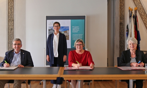 Von links: Bürgermeister Thomas Pink, Landesbeauftragte für regionale Landesentwicklung Braunschweig​ Dr. Ulrike Witt, Präsidentin der Ostfalia Professor Dr. Rosemarie Karger und Landrätin Christiana Steinbrügge bei der Unterzeichnung der Kooperationsvereinbarung Projektagentur Wolfenbüttel. 