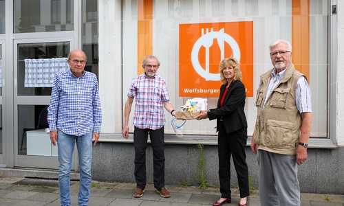 Claudia Kayser, Botschafterin des Kindernetzwerks United Kids Foundations, übergab am 3. Juli die walk4help-Spende in Höhe von 15.000 Euro an Hans Rühl, 2. Vorsitzender der Wolfsburger Tafel, im Beisein von Werner Karius (Kassenwart, links) und Norbert Nolle (Beisitzer, rechts) von der Wolfsburger Tafel.