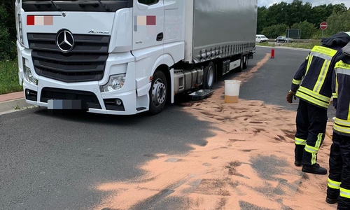 Aus dem LKW trat Öl aus. 