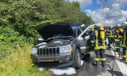 Ein Schwelbrand in einem Geländewagen beschäftigte die Feuerwehr.