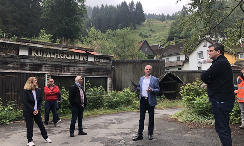 Von links: Landtagsabgeordnete Petra Emmerich-Kopatsch, Wildemanns Ortsbürgermeister Arno Schmidt, Landrat Thomas Brych und Landtagsabgeordneter Dr. Alexander Saipa bei der Bauanlaufbesprechung vor der „Kutscherstube“ in Wildemann.