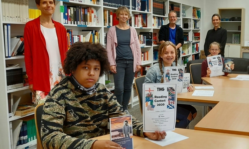 Die erfolgreichen WettbewerbsteilnehmerInnen Nolan Newbon, Charlotte Hantelmann und Mia Gradewald (vorne von links) mit der Schulleiterin Sandra Feuge und den Juriymitgliedern Elke Roß, Markus Gerke und Fabienne Liebing (hinten von links)
