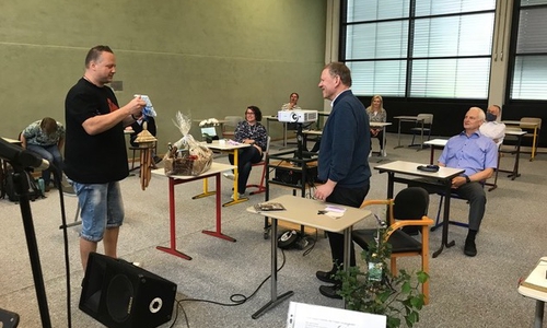 Die Fachgruppe Musik, vertreten durch Torsten Bartel, verabschiedet Eckart Kaufmann.