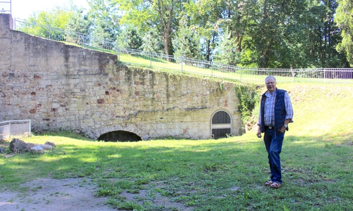 Dieter Kertscher nahm uns mit auf eine Zeitreise. Im Hintergrund: Der Eingang zur Kasematte, die im Krieg auch als Luftschutzbunker diente.