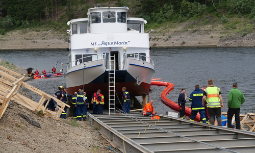 Hinter dem Schiff ist die Ölsperre zu erkennen. 