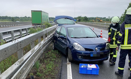 Die Fahrerin war mit ihrem Wagen in die Leitplanke gekracht.