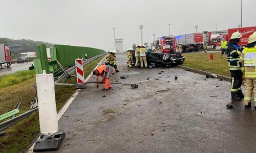Der BMW wurde dabei so stark beschädigt, dass er durch ein ortsansässiges Abschleppunternehmen geborgen werden musste.