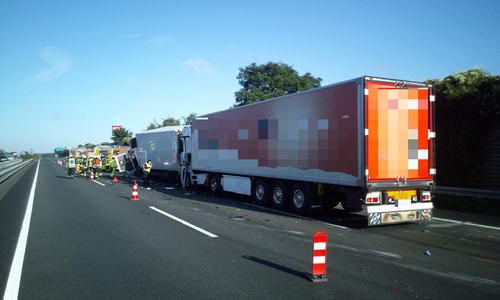Die LKW sind kollidiert.