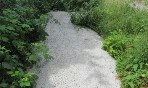 Der Beton ist ausgehärtet und muss nun mit schwerem Gerät entsorgt werden.