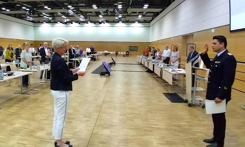 Landrätin Christiana Steinbrügge vereidigt Kreisbrandmeister Tobias Thurau für eine weitere Amtszeit.