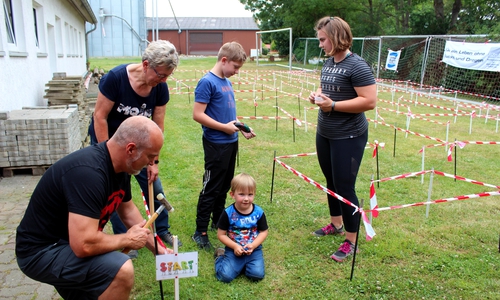 An der ersten Station sind Maik und Philine Löhr, Erika Wagner sowie Luca (12) und Bastian (4 Jahre) Grund zu sehen. 