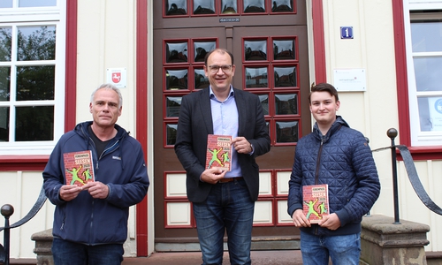 Bürgermeister Erik Homann (Mitte) freut sich über den neuen Ferienpass, den Stadtjugendpfleger Holger Maas (links) und Auszubildender John Lukas von der Ehe initiiert haben. 