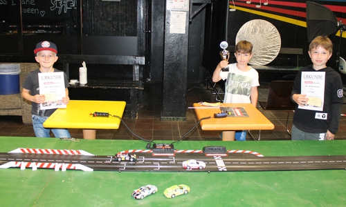 Die stolzen Gewinner beim diesjährigen Carrera-Turnier im Jugendfreizeitzentrum Wolfenbüttel.