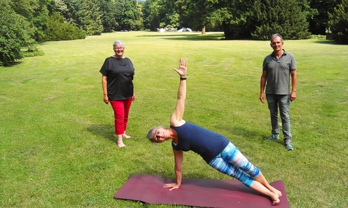 So funktioniert Yoga im Schlosspark.