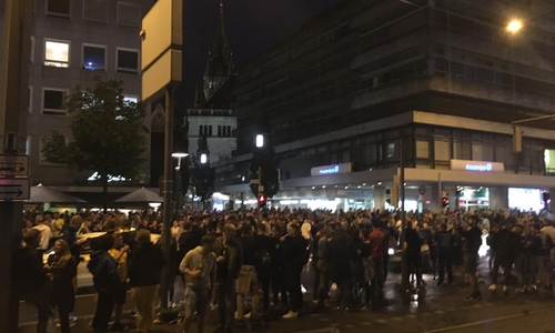 Etwa 600 Personen versammelten sich nach Polizeiangaben am Bohlweg