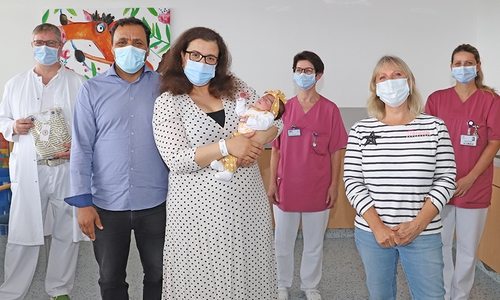 Das Team der Klinik für Gynäkologie und Geburtshilfe um Chefarzt Matthias Buhles (links), Brigitte Kropf und Julia Barnstorf-Brandes (rechts) sowie Hebamme Angelika Cairns (2.v.l.) freuen sich mit den Eltern Hanene Ghrab und Mosbah Bouabidi samt Töchterchen Fatma.
