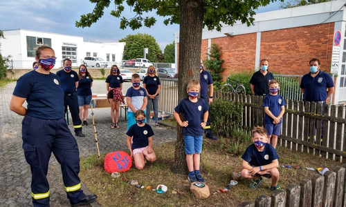 Kinderfeuerwehr an den Steinen unter dem Baum der Jugendfeuerwehr.
