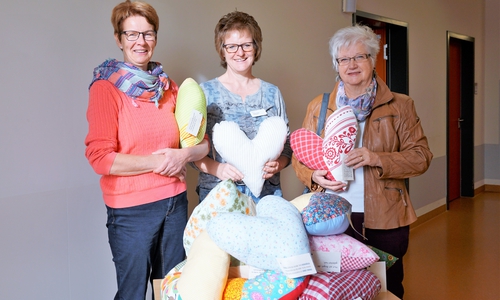 Gudrun Riese mit den Vertreterinnen der LandFrauen Wahrenholz.