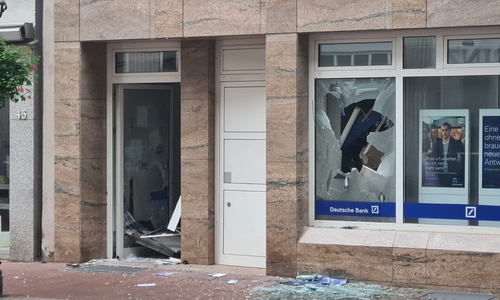 Mithilfe von Sprengstoffen haben heute morgen unbekannte Täter einen Geldautomaten ausgeraubt.