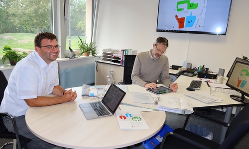 Oliver Virkus und Hans Knobel planen die Schulhofbereiche für die einzelnen Jahrgänge.