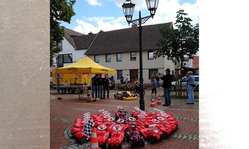 30 Bobby-Cars wurden an wartende Kinder verteilt.
