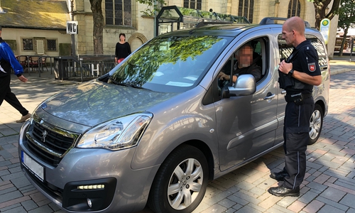Ralf Buchmeier, Verkehrssicherheitsberater der Polizei Goslar, hält in der Schilderstraße ein Auto an und kontrolliert, ob der Fahrer berechtigt ist, die Fußgängerzone zu befahren.