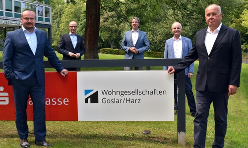 Andreas Matschkus (rechts) geht zum Jahresende in den Ruhestand. Jan-Hendrik Fischer (links) wird sein Nachfolger. Er genießt wie sein Vorgänger das Vertrauen der Gesellschafter (im Hintergrund von links): Dirk-Peter Vorderstemann, Dr. Oliver Junk und Thomas Brych.
