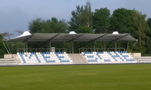 Blick auf die neue Tribüne der Meesche.